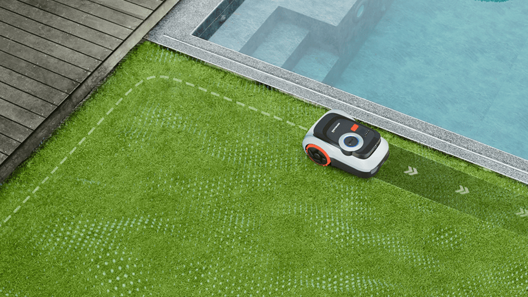 En slinglös Navimow robotgräsklippare som navigerar exakt längs kanten av en pool, med streckade linjer som illustrerar den osynliga, virtuella gränsen.