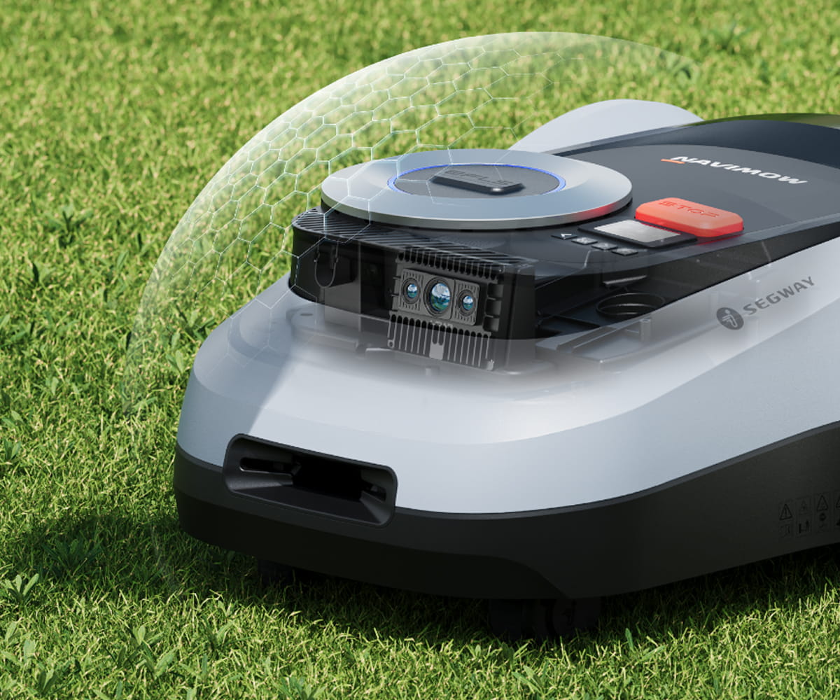En Segway Navimow robotgräsklippare klipper gräset på en fin gräsmatta.