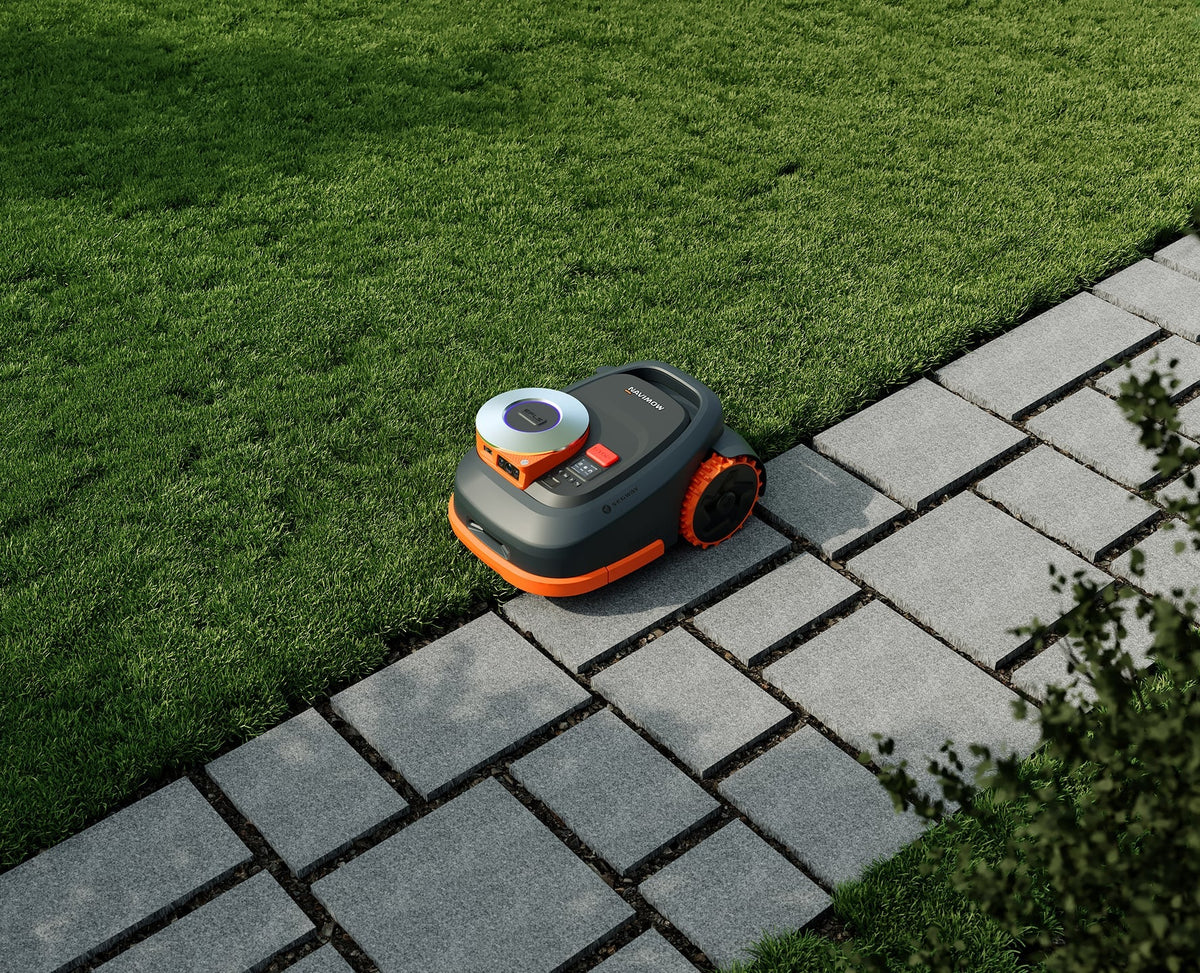 Segway Navimow i105E robotgräsklippare klipper gräs intill en fin stengång.