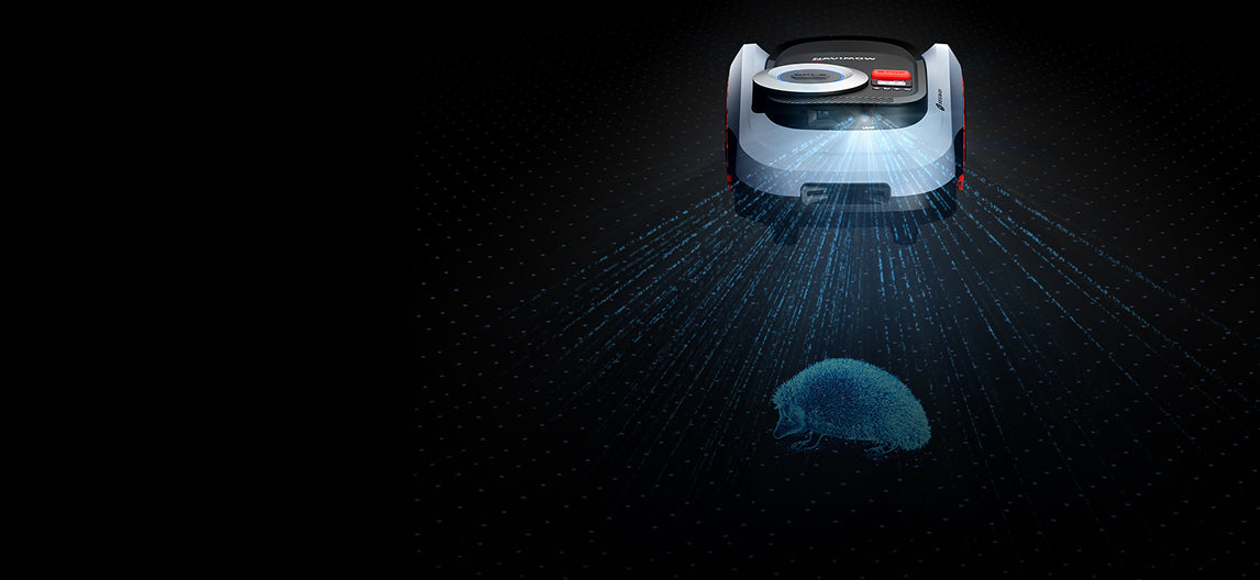 Navimow i105E robotgräsklippare som upptäcker en igelkott i mörka natten.