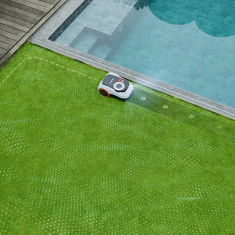 Navimow i105E robotgräsklippare klipper gräset vid en vacker blå pool.