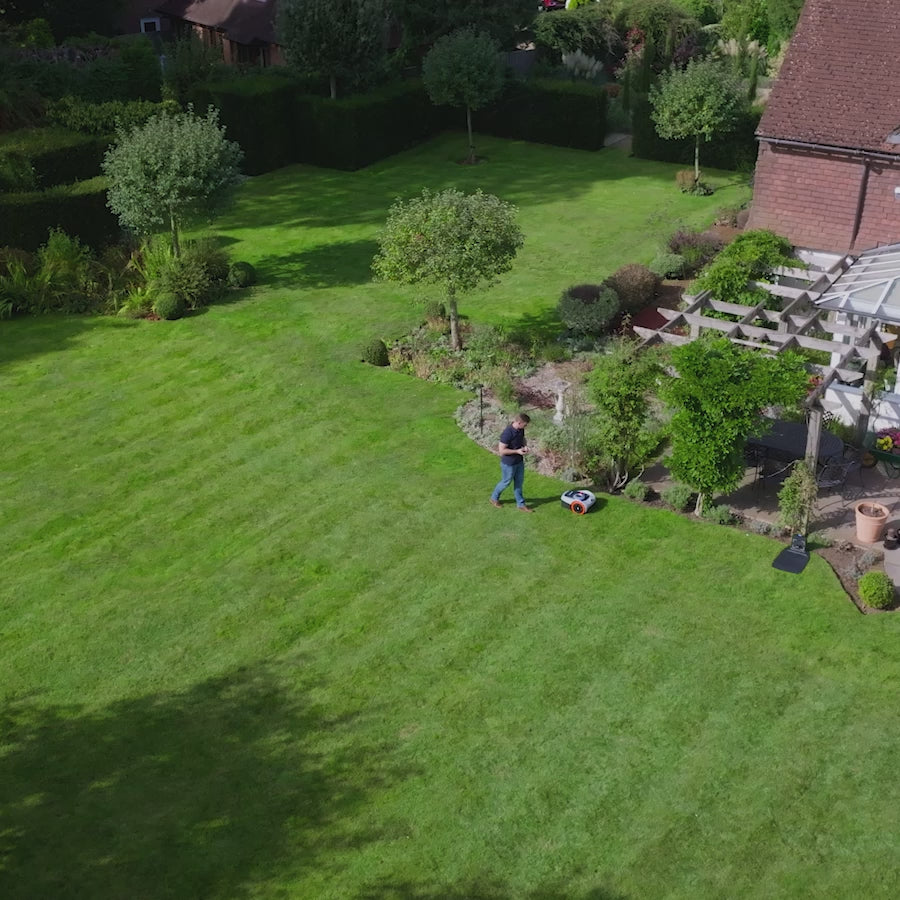 Ladda video: <p>Upptäck den perfekta platsen för din laddningsdocka och antennbas med vår avancerade antennplatsfinnare. Få skräddarsydda rekommendationer för optimal installation, vilket säkerställer en snabb, sömlös och överraskande effektiv start på din Navimow gräsklippningsresa.</p>