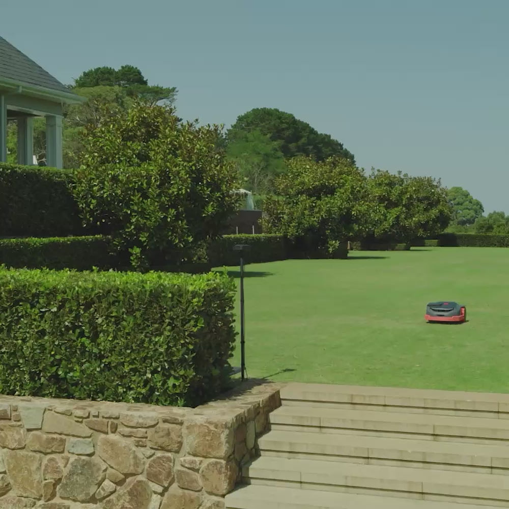 Ladda video: <p>Stöder dubbla RTK-signaler³ med en uppgradering till trippelfrekvent observation för utökad täckning och oslagbar stabilitet under besvärliga förhållanden, vilket gör den till den perfekta lösningen för fram- och bakträdgårdar.</p>