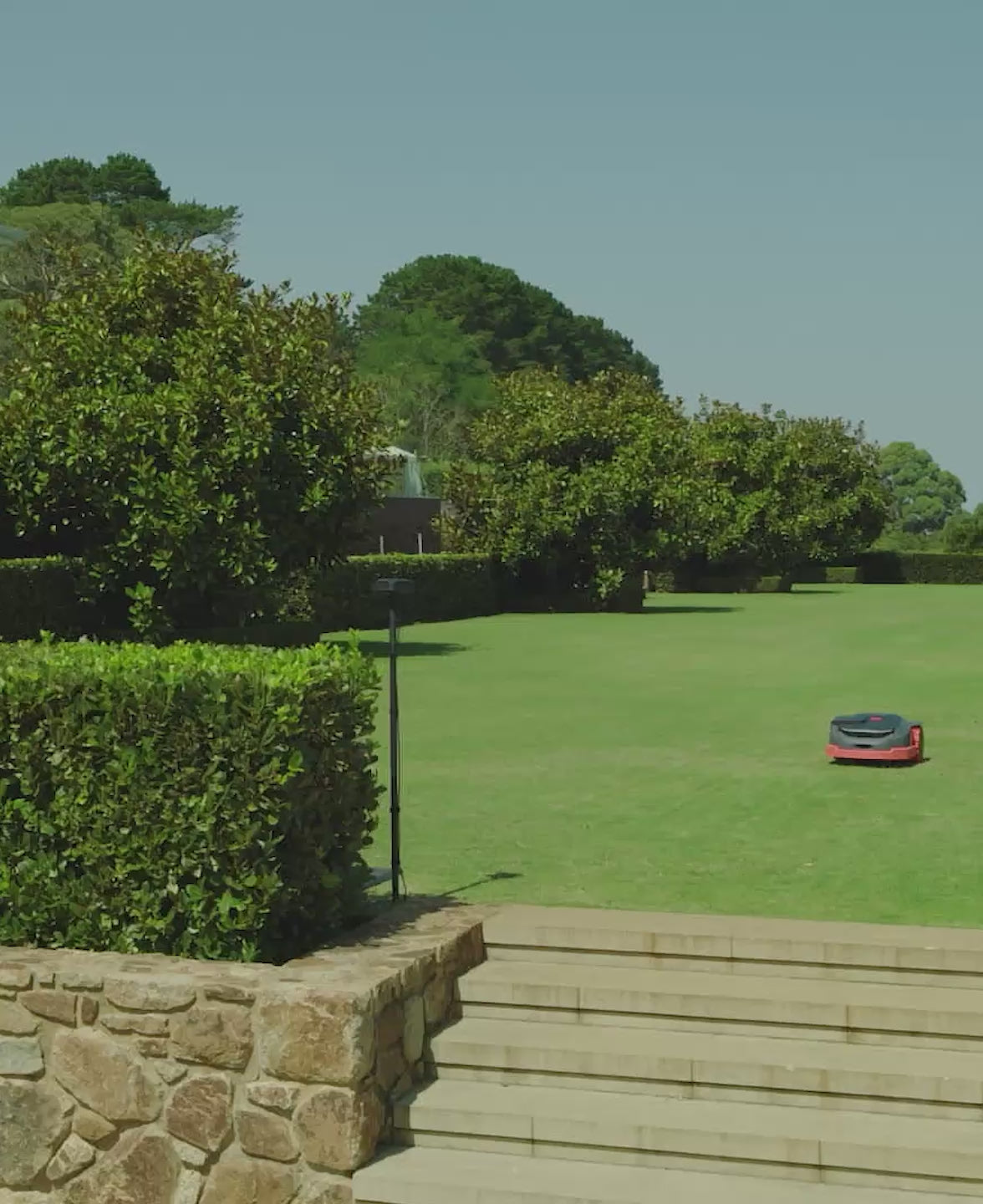 Ladda video: <p>Stöder dubbla RTK-signaler³ med en uppgradering till trippelfrekvent observation för utökad täckning och oslagbar stabilitet under besvärliga förhållanden, vilket gör den till den perfekta lösningen för fram- och bakträdgårdar.</p>